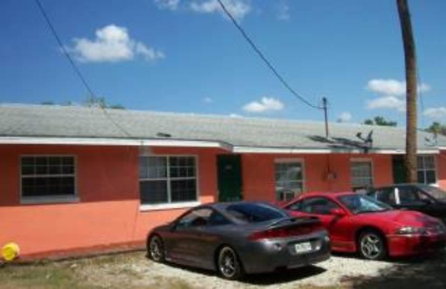 594 FIGUERA AVE - 4 - 594 Figuera Avenue, Tice, FL 33905