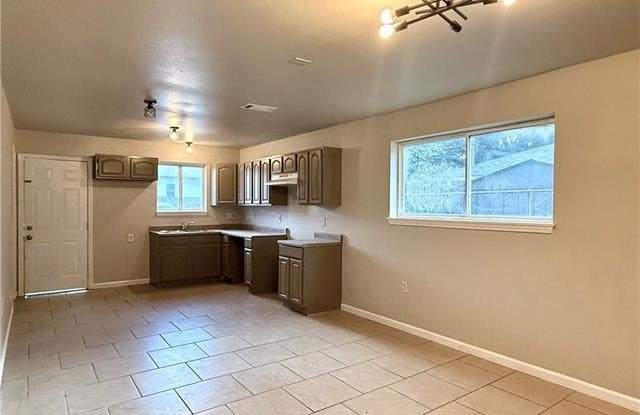 2821 PAKENHAM Drive Gallery 4
