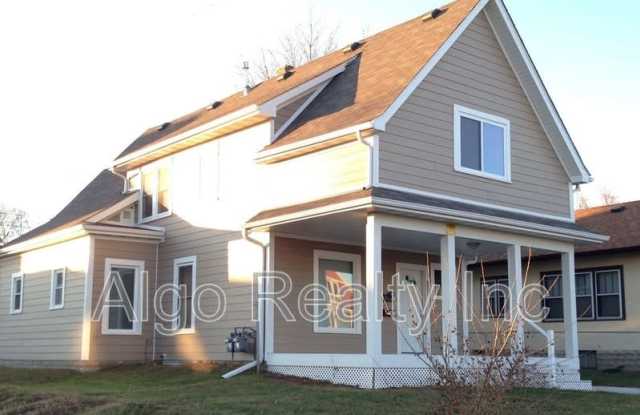 2211 Queen Avenue North - 2 photos photos