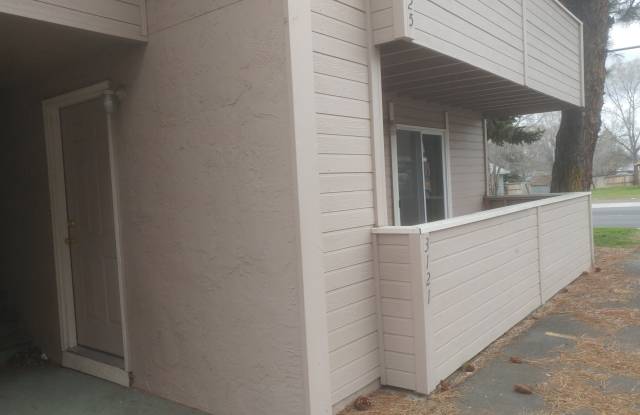 1 Bedroom, 1 Bathroom Downstairs Apartment - South Suburbs photos photos