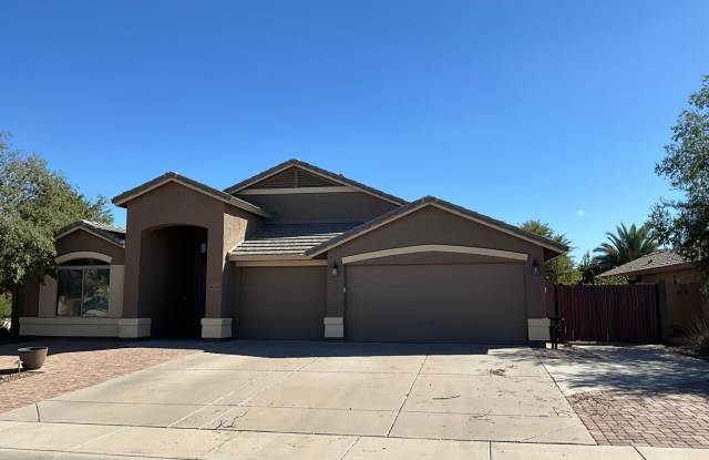 Great single level home with pool in golf course community Gallery 1