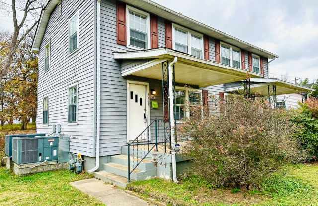 Duplex Townhouse with Huge Yard! Pet Friendly! Close to the Lake! photos photos Duplex Townhouse with Huge Yard! Pet Friendly! Close to the Lake! photos photos