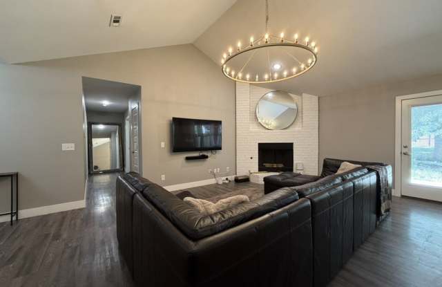 1314 N Fieldstone Avenue Gallery 3