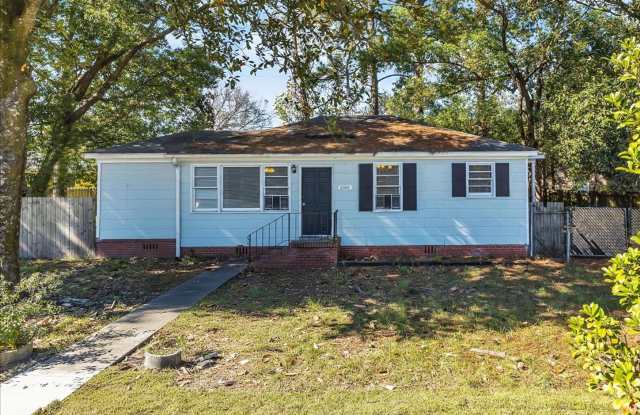 Charming 3-Bedroom Home on a Corner Lot in Beautiful Savannah, GA - 2301 La Roche Avenue, Savannah, GA 31404