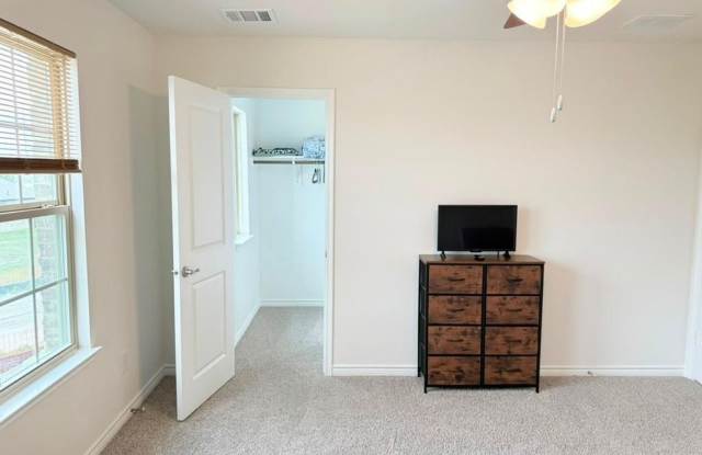 Spacious 4BR Duplex in Forney Gallery 4