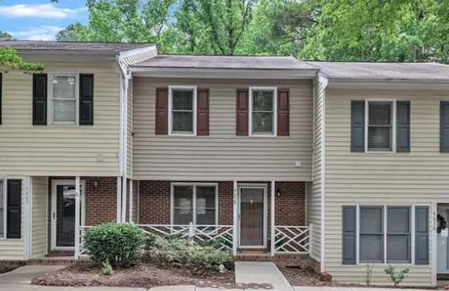 Charming 2BR Townhome in Raleigh - 4658 Fawnbrook Circle, Raleigh, NC 27612