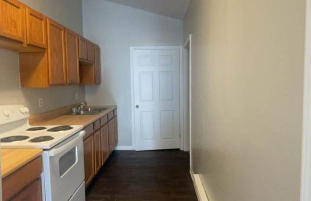 111 1/2 S Dicks St - Your Ball State Home Awaits! Cozy 2-Bedroom Duplex Near Campus Gallery 1