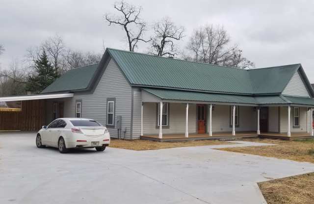 15 East Pine Avenue - 15 East Pine Avenue, Comer, GA 30629