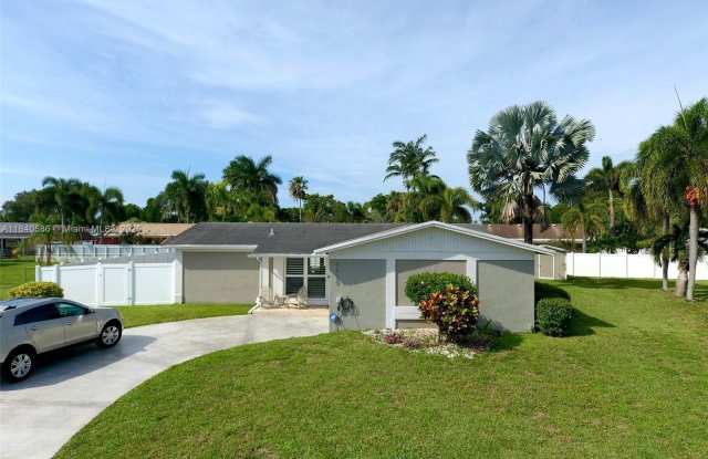 9820 NW 7th St photos photos