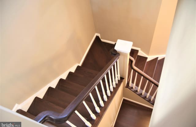 2742 MANHATTAN PLACE Gallery 3