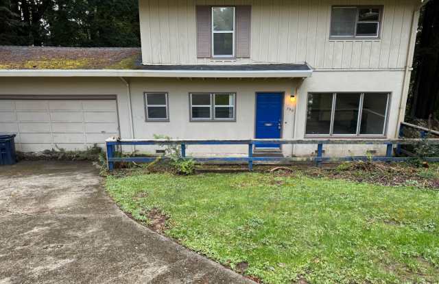 4 bed/1.5 bath House with large backyard photos photos 4 bed/1.5 bath House with large backyard photos photos