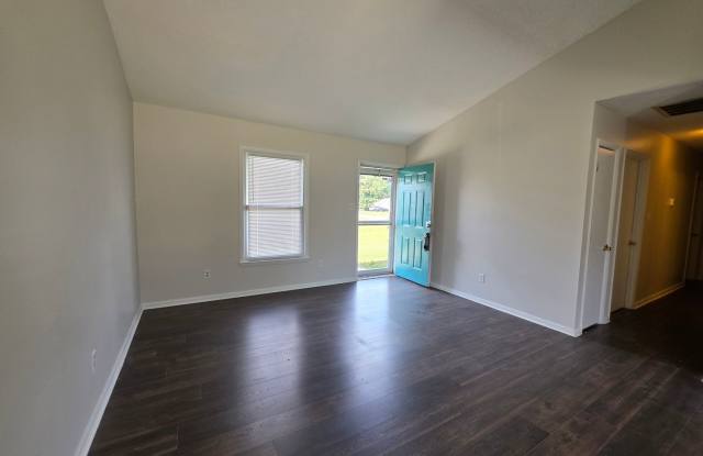Charming 3-Bedroom Home with Fenced Yard Near Camp Lejeune Gallery 4