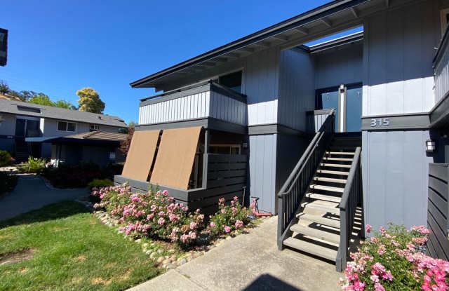 Nice Upper End Unit with Inside Laundry! Located in the Club Villa Community. Available Now! photos photos