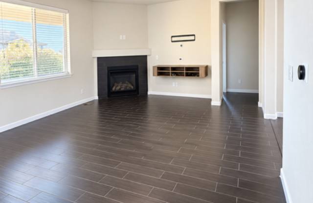 4-Bedroom, 2 Bath Single Family for Rent in Elizabeth, CO| Attached 2 Car- Garage & Modern Kitchen Gallery 3