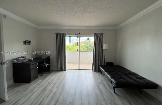 6886 N Kendall Dr Gallery 4