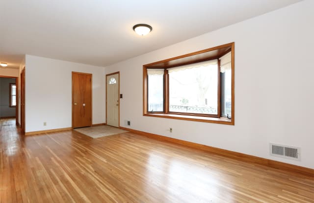 8139 Clinton Ave. S. - 8139 Clinton Avenue South, Bloomington, MN 55420