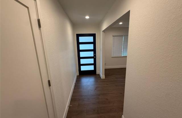Incredible 3 bed 2 bath home with covered patio Gallery 4