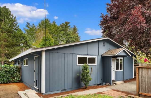 Modern 2 Bed, 1 Bath Duplex in Prime Olde Town Issaquah Location with Private Yard & Patio! photos photos
