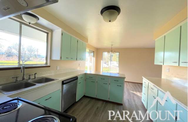 Tucked Away Upper 2 Bedroom Duplex in Port Orchard photos photos