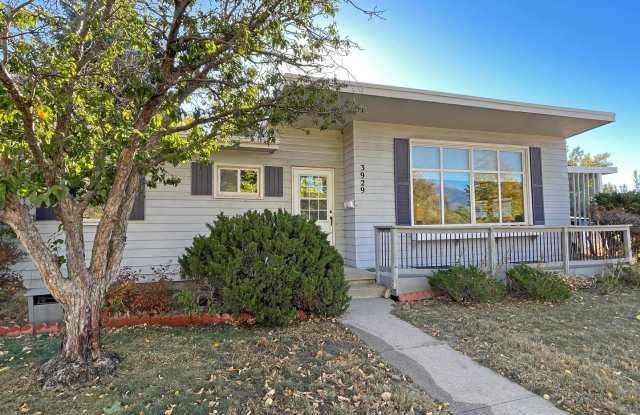 Charming 5 bedroom/2 bath close to UCCS photos photos