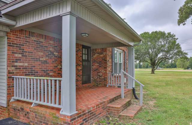 Prime Location! 3 Bed Home on Highway to Martin! Gallery 3