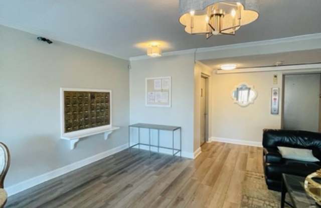 Beautiful 2-Bedroom Condo in Myers Park - All utilities included! Gallery 4