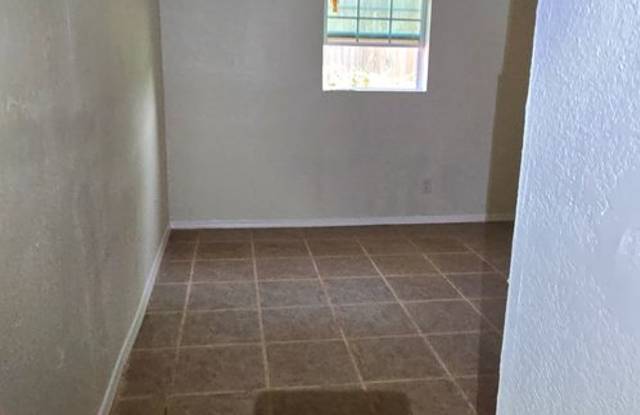 9801 Larkspur Lane Gallery 4