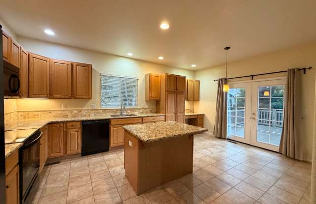Luxury, Location & Lifestyle! Gallery 4