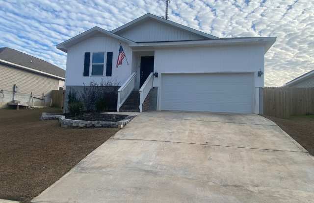 Efficient 4BR Living with Fenced Yard & Convenient Access Gallery 3