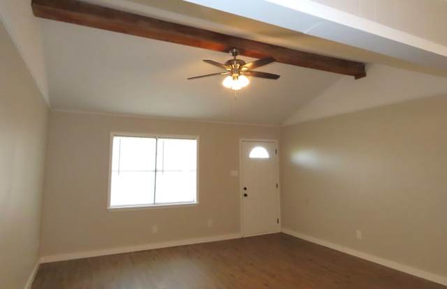 Beautifully Updated 2 Bedroom House on Wooded Lot Gallery 3