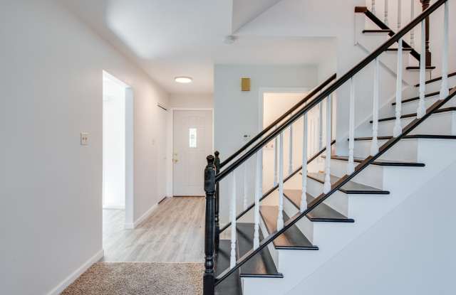 889 Heatherbrook Court Gallery 2