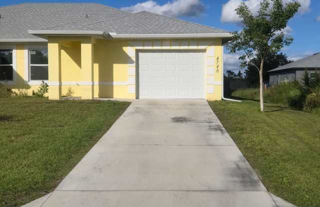 LARGE 3/2/1 -Duplex, prime Location-Lehigh Acres photos photos