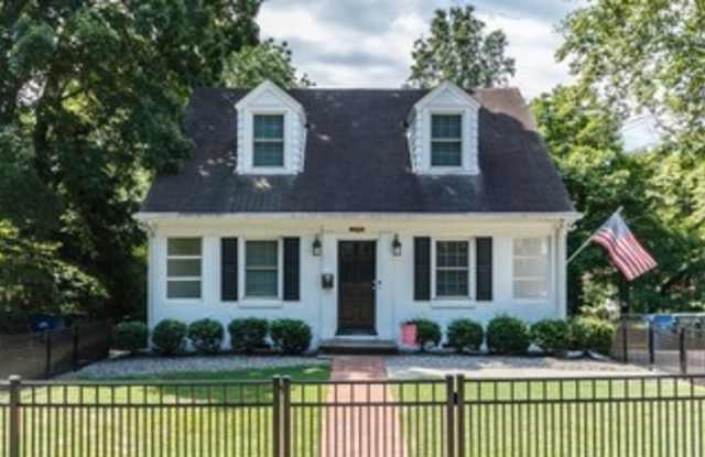 Great Location! One Bedroom Triplex, Great for Pets! The Village District - Available April 10th! Gallery 1