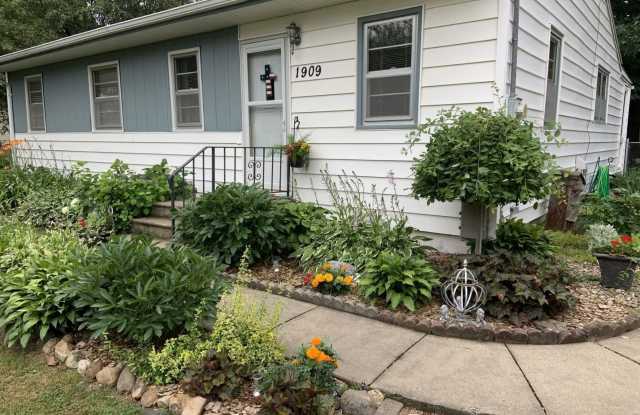 1909 Robin Road - 1909 Robin Road, Waterloo, IA 50701