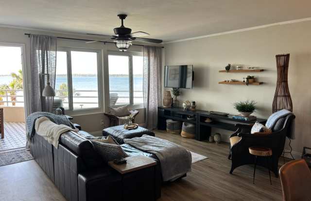 Waterfront 2 Bedroom, 2 Bath in Downtown Panama City Gallery 1