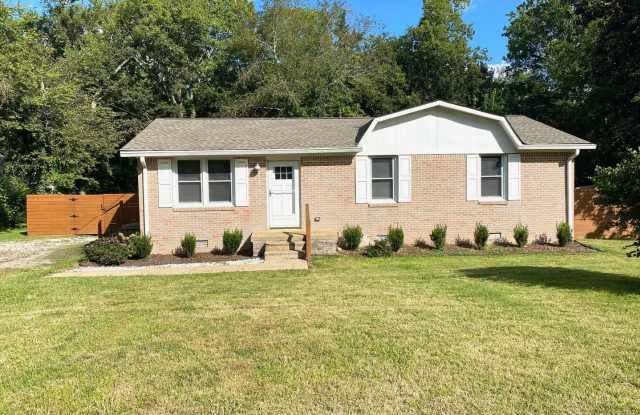 Renovated 3 bed, 1 bath Home w/ Large Fenced Backyard - 812 Hughes Street, Spring Hill, TN 37174