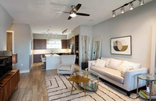 1652 E Riverside Dr Gallery 2