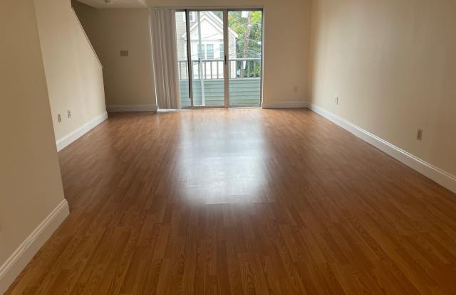 Modern Duplex with Pool, Parking, 2 balconies and 1 deck, Large Bedrooms, 1.5 bath 1 FREE MONTH photos photos