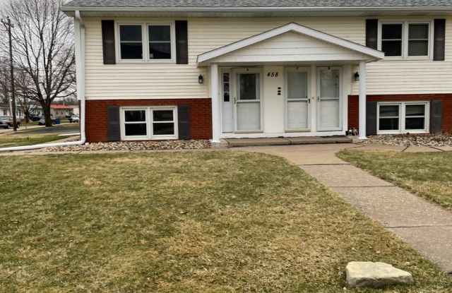 2 Bedroom, 1.5 Bath Townhouse in LeClaire, IA - 458 South 14th Street, Le Claire, IA 52753