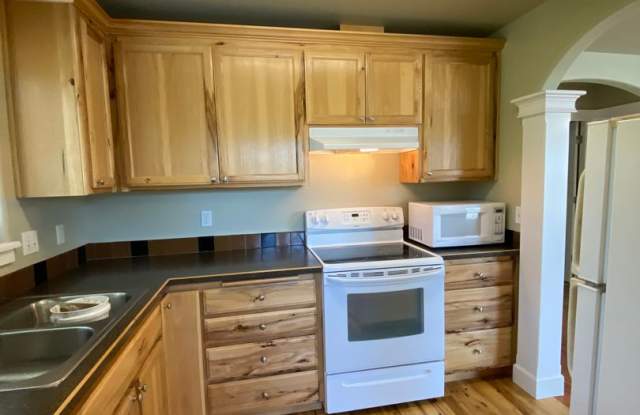 Beautifully Remodeled Springfield Cottage Gallery 4