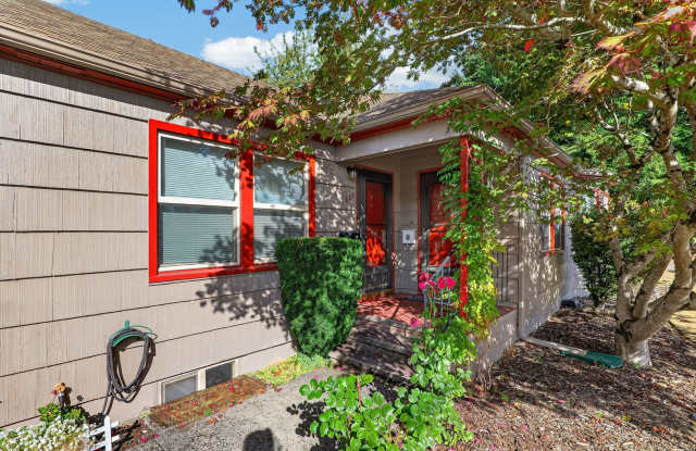 Charming 1 Bedroom Unit with Basement storage & Private Laundry Gallery 1