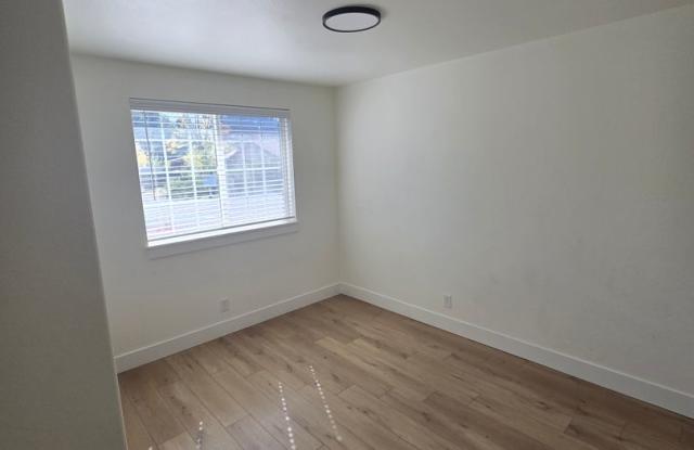 Fully Remodeled Single-Story Duplex in Southwest Redmond! Gallery 4