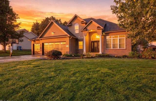 Spacious 4BR 3 1/2 bath House in Green Gallery 1