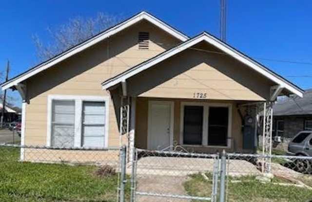 1725 McFerrin Ave photos photos