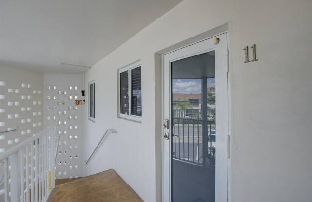 999 N Riverside Drive Gallery 3