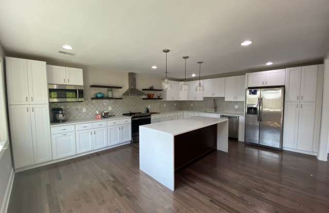Spacious 5Bed/3.5Bath Townhome in Prime Towson Location Gallery 2