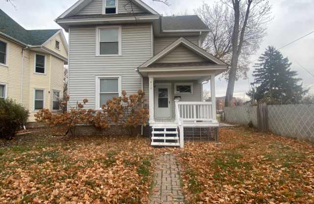 Sharp 2BR Davenport House - 410 West 17th Street, Davenport, IA 52803