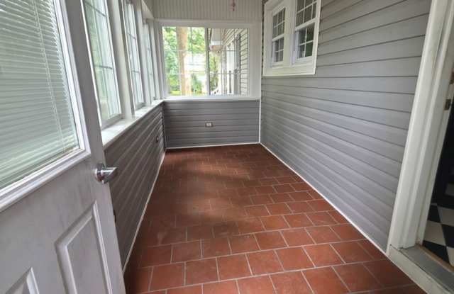Charming 2BR Wood River Home with Large Yard & Carport Gallery 3