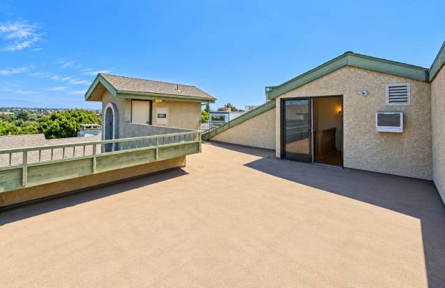2-STORY PENTHOUSE 3BR2.5BA w/ LOFT! BRIGHT & SPACIOUS, CORNER UNIT CONDO W/ HUGE PRIVATE ROOFTOP DECK, 2 BALCONIES & 2-CAR GATED PARKING CLOSE TO SANTA MONICA AIRPORT, PARKS, SHOPPING, RESTAURANTS & EASY FREEWAY ACCESS! Gallery 3