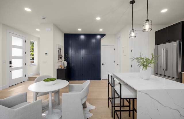 3Bd/2.25Ba Kirkland Townhome Gallery 4